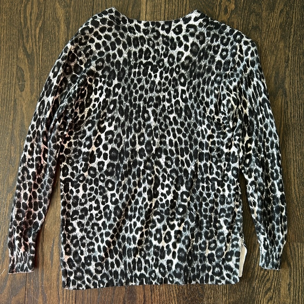 Michael Kors black animal print long sleeve v-neck sweater size small - Picture 5 of 7